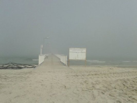 Fenomen ciudat pe plajă: staţiunea Mamaia, acoperită de o ceaţă densă